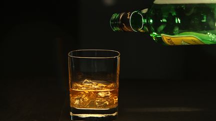 Un verre de whisky avec des glaçons. (KIRK MCKOY / LOS ANGELES TIMES /Gettyimages)