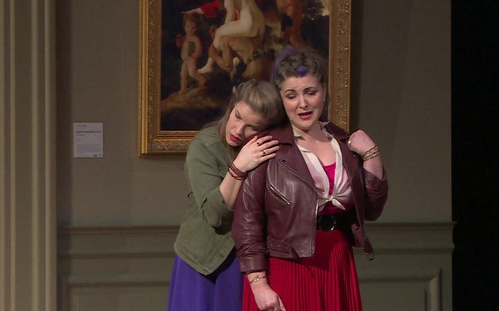 Les deux amoureuses, Dorabella&nbsp;/Fiona Mc Gown (à gauche) et&nbsp;Fiordiligi/Andreea Soare (à droite). (V. Chatelier / France Télévisions)