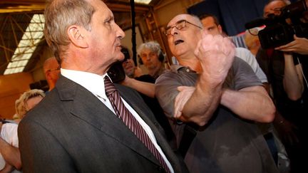 Le vice-pr&eacute;sident pr&eacute;sident de l'UMP, G&eacute;rard Longuet, est pris &agrave; parti par un opposant au projet d'enfouissement des d&eacute;chets nucl&eacute;aires lors d'une r&eacute;union publique &agrave; Bure (Meuse), le 17 juin 2013. (MAXPPP)