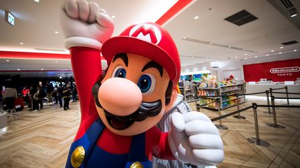 Le personnage de jeux vidéo Mario dans un magasin de Tokyo (Japon), le 19 novembre 2019.&nbsp; (BEHROUZ MEHRI / AFP)