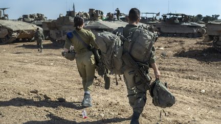 Soldats israéliens près de la frontière avec la bande de Gaza, le 12 mars 2024. (JIM HOLLANDER / MAXPPP)