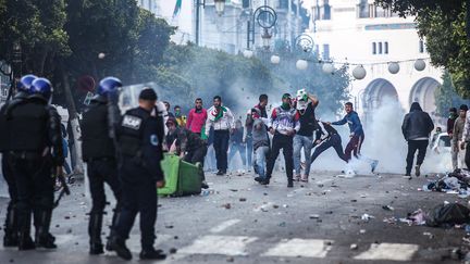 Policiers et manifestants se font face dans les rues d'Alger (Algérie), le 12 avril 2019.&nbsp; (AFP)