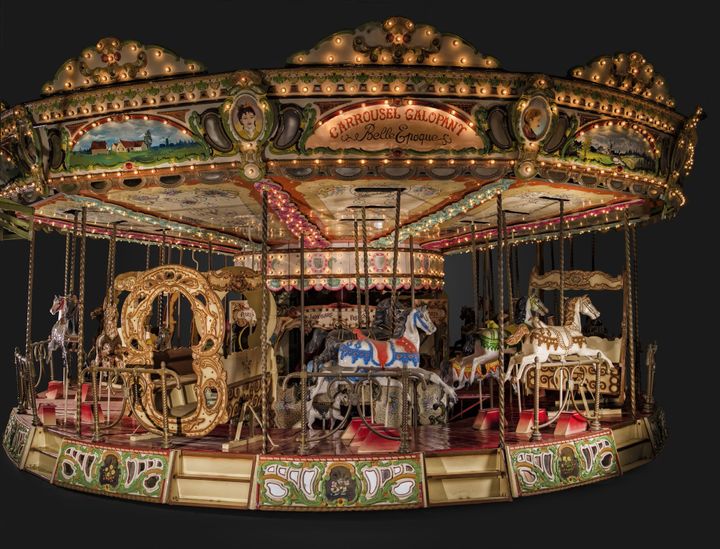 Carrousel vers 1900 : 24 chevaux, 4 gondoles, orgue de foire
