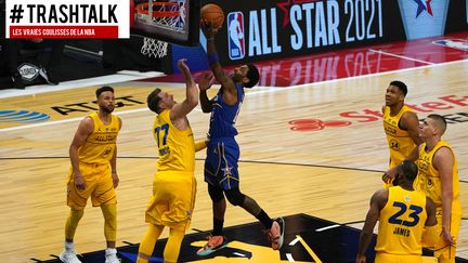 Kyrie Irving (au centre) de la&nbsp;Team Durant dans ses oeuvres&nbsp;lors de la 70e édition du All-Star Game face à la Team LeBron James à Atlanta,&nbsp;le 7 mars 2021. (TIMOTHY A. CLARY / AFP)