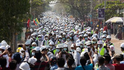 Des ingénieurs et étudiants manifestent à Mandalay (Birmanie), le 5 mars 2021. (STR / AFP)