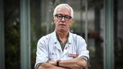 Le professeur Gilles Pialoux, infectiologue, chef du service des maladies infectieuses tropicales à l'hôpital Tenon à Paris. (STEPHANE DE SAKUTIN / AFP)