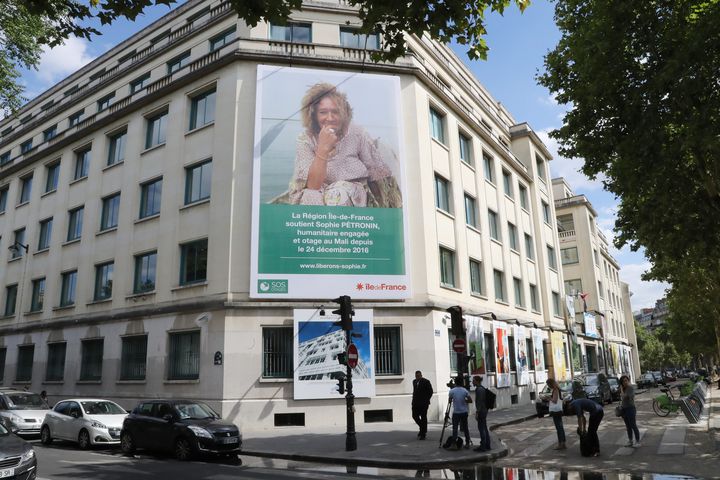 Image géante représentant la Française Sophie Pétronin, enlevée au Mali le 24 décembre 2016. Cette image a été installée sur un immeuble parisien. 10 juillet 2018. (JACQUES DEMARTHON / AFP)