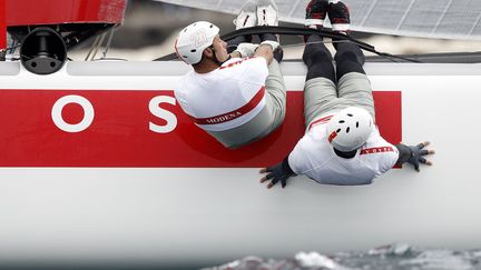 L'&eacute;quipage italien du catamaran Luna Rossa Swordfish lors des&nbsp;r&eacute;gates en flotte des America's Cup World Series (ACWS) &agrave; Naples (Italie), le 15 avril 2012. (ALESSANDRO BIANCHI / REUTERS)