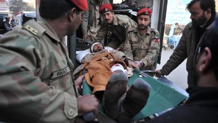 Un blessé évacué par l'armée vers l'hôpital de Peshawar, à la suite d'un l'attentat-suicide dans le nord-ouest (AFP / Hasham Ahmed)