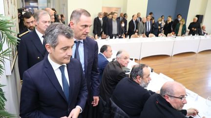 Gérald Darmanin et Gilles Simeoni en réunion de travail&nbsp;avec les acteurs politiques et économiques corses, le 16 mars 2022.&nbsp; (FLORENT SELVINI / MAXPPP)