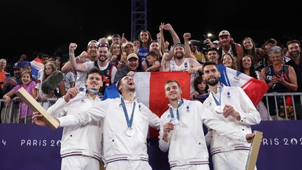 Après une défaite douloureuse contre les Pays-Bas à l'issue des prolongations, l'équipe de France de basket 3x3, composée de Lucas Dussoulier, Jules Rambaut, Franck Seguela et Timothé Vergiat, a remporté la médaille d'argent, au stade de La Concorde, à Paris, le 5 août 2024. (COUVERCELLE ANTOINE / AFP)