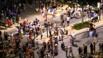 Des habitants célèbrent la Fête nationale à Valence (Drôme), le 14 juillet 2022. (NICOLAS GUYONNET / HANS LUCAS / AFP)