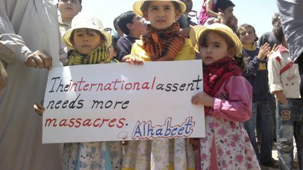 Des enfants participent &agrave; une manifestation contre le pr&eacute;sident syrien Bachar Al-Assad &agrave; Habeet, pr&egrave;s d'Idleb (Syrie), le 8 juin 2012. (SHAAM NEWS NETWORK / REUTERS)