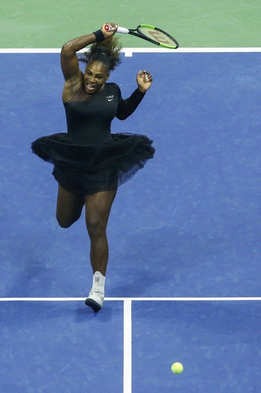 Serena Williams lors de son match de l'US Open face à Magda Linette, le 27 août 2018 à New York (Etats-Unis). (EDUARDO MUNOZ ALVAREZ / AFP)