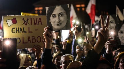 Des personnes manifestent à l'appel de la famille de la journaliste assassinée&nbsp;Daphne Caruana Galizia et d'organisations de la société civile, le 29 novembre 2019 devant les bureaux du Premier ministre à La Valette (Malte).&nbsp; (STRINGER / AFP)