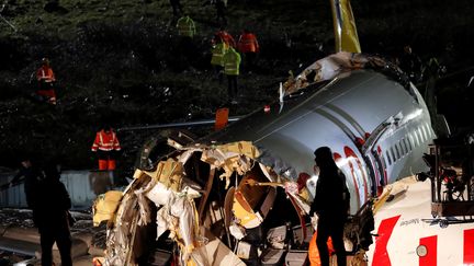 Un avion se brise après une sortie de piste à Istanbul (Turquie), le 5 février 2020. (MURAD SEZER / REUTERS)