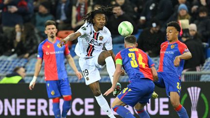 Khéphren Thuram face à Taulant Xhaka lors du quart de finale aller de la Ligue Europa conférence entre le FC Bâle et l'OGC Nice, le 13 avril 2023. (SEBASTIEN BOZON / AFP)