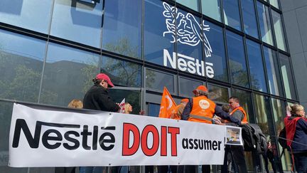 Des salariés de l'usine de Caudry (Nord) se sont rassemblés devant le siège de Nestlé, à Issy-les-Moulineaux (Hauts-de-Seine), le 5 avril 2023. (LAURIANE DELANOE / RADIO FRANCE)