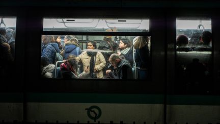 Des passagers dans le métro parisien, le 10 janvier 2020. (MARTIN BUREAU / AFP)