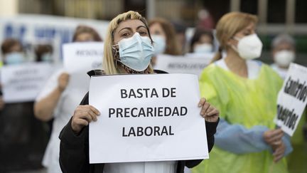 Des agents de santé lors d'une manifestation en faveur de la santé publique à Madrid (24 février 2021). (OSCAR GONZALEZ / NURPHOTO)