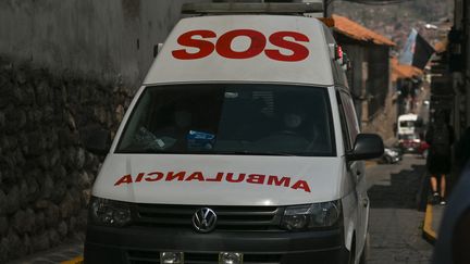 Une ambulance dans les rues de Cusco, au Pérou, le 15 avril 2022. (ARTUR WIDAK / NURPHOTO / AFP)