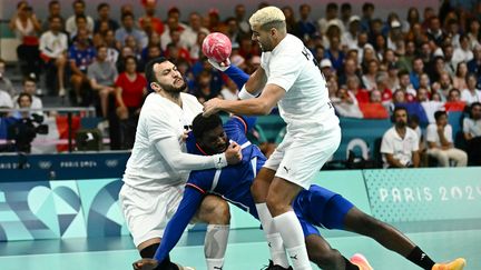 Dika Mem lors de France-Egypte, dans le cadre du tournoi olympique de handball, le 31 juillet 2024. (ARIS MESSINIS / AFP)