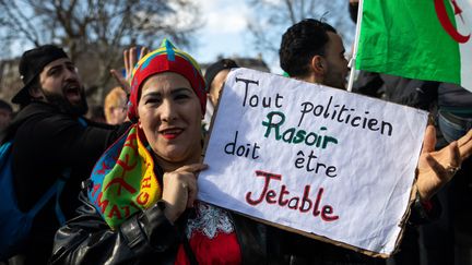 "Tout politicien rasoir doit être jetable", estime une manifestante à Paris, le 10 mars 2019. (EMMA PROSDOCIMI/SIPA)