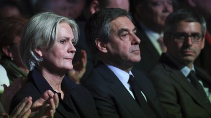 François Fillon&nbsp;et son épouse Penelope lors d'une réunion à la Porte de Versailles à Paris, le 9 avril 2017. (ERIC FEFERBERG / AFP)