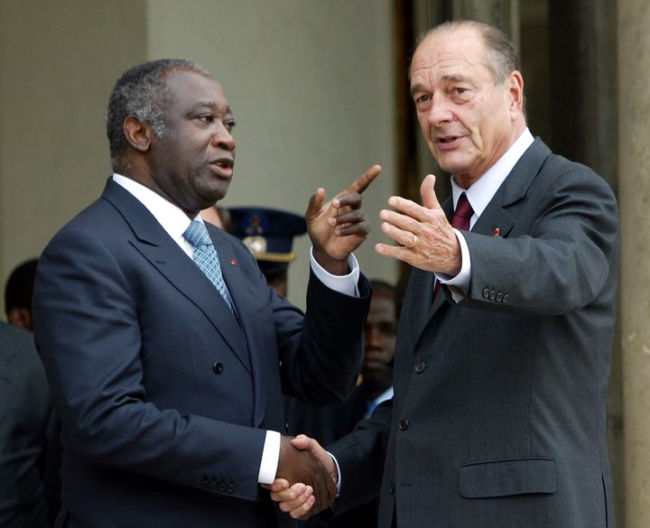 Le président Jacques Chirac salue son homologue ivoirien Laurent Gbagbo le&nbsp; février 2004 après un déjeuner au palais de l'Elysée à Paris. (PATRICK KOVARIK / AFP)