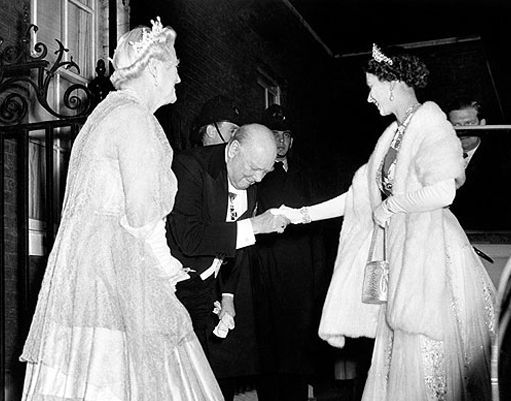 Winston Churchill reçoit le jeune reine Elizabeth au 10 Downing street. (dr)