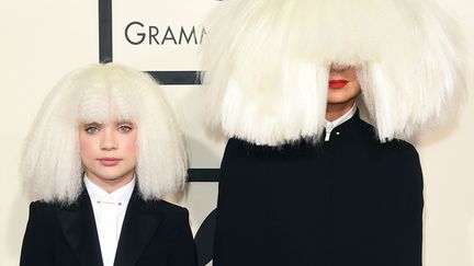 La chanteuse Sia (D) accompagn&eacute;e de la jeune danseuse Maddie Ziegler arrivent &agrave; la c&eacute;r&eacute;monie des Grammy Awards &agrave; Los Angeles (Californie, Etats-Unis), le 8 f&eacute;vrier 2015. (JASON MERRITT / GETTY IMAGES)