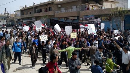 des centaines de manifestants dans les rues de Qamishli à l'issu de la prière du vendredi (01-04-11) (PHOTO AFP / STR)