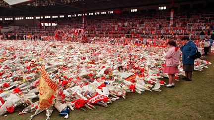 La pelouse du stade d'Anfield, &agrave;&nbsp;Liverpool, fin avril 1989,&nbsp;apr&egrave;s la trag&eacute;die d'Hillsborough, qui a co&ucirc;t&eacute; la vie &agrave; 96 supporters des Reds, le 15 avril 1989. (AFP)