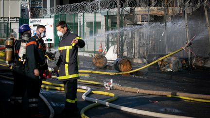 Des pompiers près de l'incendie qui a touché l'usine Lubrizol à Rouen (Seine-Maritime), le 27 septembre 2019. (LOU BENOIST / AFP)
