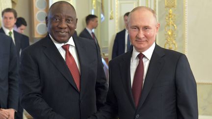 Le président de l'Afrique du Sud, Cyril Ramaphosa, pose avec son homologue russe Vladimir Poutine lors d'une rencontre à Saint-Pétersbourg (Russie), le 17 juin 2023. (EVGENY BIYATOV / RIA NOVOSTI / AP / SIPA)