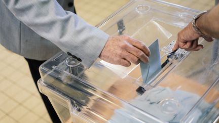 Un bureau de vote dans le 11e arrondissement de Paris, le 26 mai 2019, lors des élections européennes. (DENIS MEYER / HANS LUCAS / AFP)