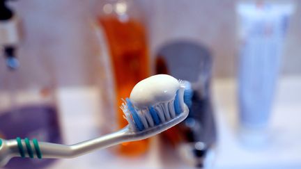 Deux tiers des dentifrices vendus en France contiennent du dioxyde de titane, selon l'association&nbsp;Agir pour l'environnement. (JULIO PELAEZ / MAXPPP)