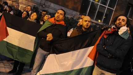 A Madrid&nbsp;(Espagne) aussi, des militants pro-palestiniens ont manifest&eacute; devant l'ambassade isra&eacute;lienne vendredi 16 novembre 2012. (DOMINIQUE FAGET / AFP)