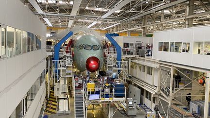 Une chaîne d'assemblage chez Airbus à Toulouse (Haute-Garonne). (MARION CHANTREAU / RADIO FRANCE)