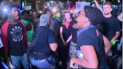 A Charlotte, les manifestants crient pour protester sans violence