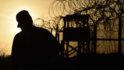 Un soldat am&eacute;ricain dans le centre de d&eacute;tention militaire de Guantanamo (Cuba), le 9 avril 2014. (MLADEN ANTONOV / AFP)