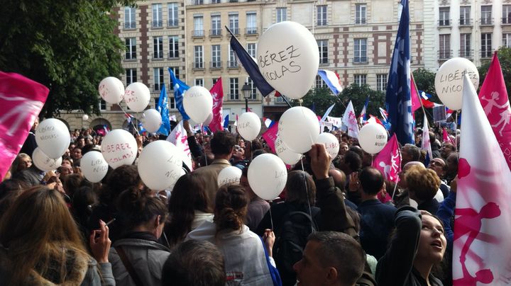 Des ballons sont l&acirc;ch&eacute;s, lors de&nbsp;la manifestation de soutien &agrave; Nicolas, l'opposant au mariage des homosexuels condamn&eacute; &agrave; deux mois de prison ferme, le 23 juin 2013 &agrave; Paris. (BENOIT ZAGDOUN / FRANCETV INFO)