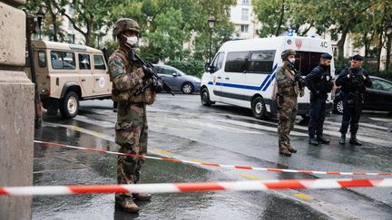 Des militaires sur le boulevard Richard Lenoir, à Paris, après l'attaque survenue à proximité des anciens locaux de "Charlie Hebdo", vendredi 25 septembre 2020.&nbsp; (MARIE MAGNIN / HANS LUCAS / AFP)