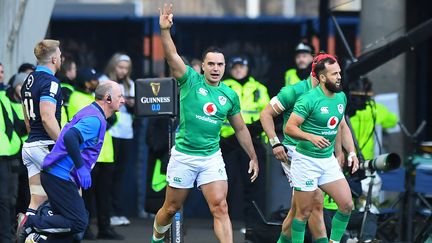 La joie de l'ailier irlandais James Lowe, après avoir inscrit un essai à Murrayfield, lors du match du Tournoi des six nations Ecosse-Irlande, le 12 mars 2023. (ANDY BUCHANAN / AFP)