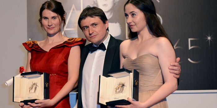 Cristina Flutur et Cosmina Stratan Prix ex-aequo d&#039;interprétation féminine pour &quot;Au-delà&quot; des collines du Roumain Cristian Mungiu qui les accompagne
 (ANNE-CHRISTINE POUJOULAT/AFP)