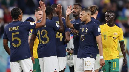 Les Français et les Australiens se saluent à la fin du match de la Coupe du monde 2022 au stade Al-Janoub d'Al-Wakrah, au&nbsp;Qatar, le 22 novembre 2022. (ADRIAN DENNIS / AFP)