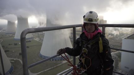 Une militante de Greenpeace pose lors de l'ascension de la cheminée de la centrale à charbon de&nbsp;Belchatow, en Pologne, le 27 novembre 2018. (GREENPEACE / FRANCEINFO)