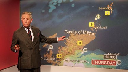 Le prince Charles pr&eacute;sente la m&eacute;t&eacute;o lors de sa visite &agrave; la BBC &agrave; Glasgow (Ecosse), le 10 mai 2012. (REUTERS)