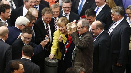 &nbsp; (Les députés autour de la chancelière Angela Merkel lors du vote du budget de l'Etat fédéral allemand  © REUTERS/Hannibal Hanschke)