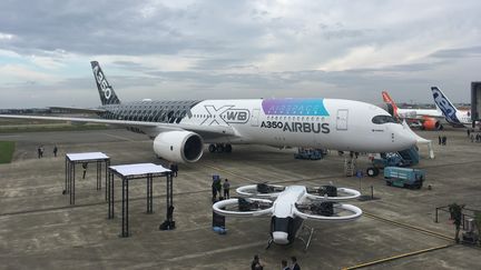 Au premier plan un prototype d’avion taxi électrique et derrière le gros-porteur A350, dernier-né des avions d’Airbus.&nbsp; (GRÉGOIRE LECALOT / FRANCEINFO)